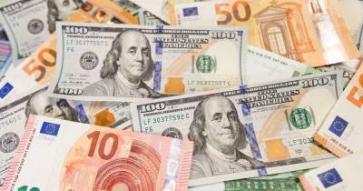 Украинцы впервые в этом году купили за месяц больше валюты, чем продали