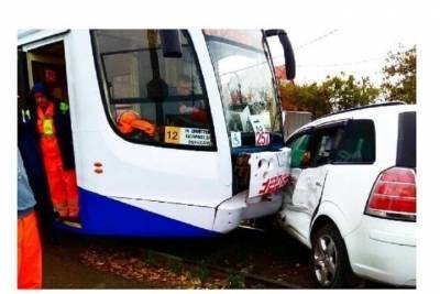 В Краснодаре легковушка врезалась в трамвай №12 и затормозила движение всего транспорта на путях