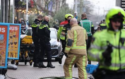 В центре Гааги неизвестный мужчина ранил ножом двух человек