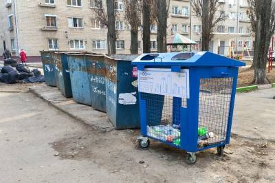 Опасное соседство: игровые площадки в Липецке находятся рядом с мусорками