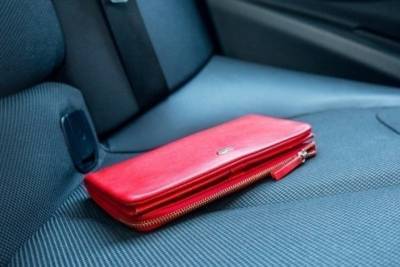 Жительница Тверской области оставила кошелек в такси и вспомнила о нем после снятия денег