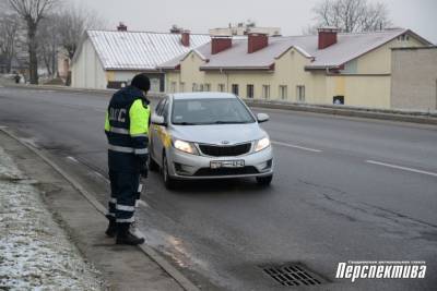 «Обуть» по сезону: сотрудники Госавтоинспекции проверили наличие зимних шин у автомобилей гродненцев