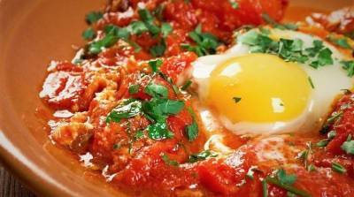 Вкусные блюда из яиц: яичница шакшука с помидорами
