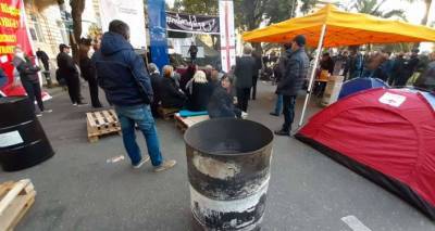 "Угощайтесь!"- протестующие в Батуми открыли "кафе" у Дома правительства