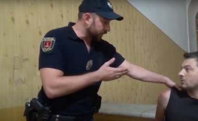 Без причин: в Одессе полицейский избил подростка. Грозит срок
