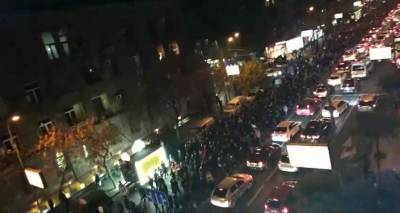 В Ереване проходит шествие с требованием отставки Пашиняна - видео
