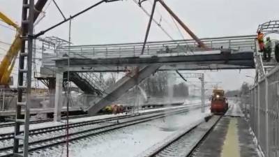 Момент падения пролета моста на рельсы в Подмосковье попал на видео