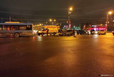 В Твери произошло ДТП с участием легковушки и автобуса, есть пострадавшие