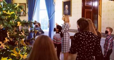 Мелания Трамп пригласила в Белый дом детей, сделавших игрушки для ее елки (фото)