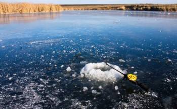 В Кирилловском районе двое рыбаков ушли под лед. Выжил один