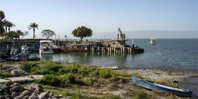 Спецоперация на озере Кинерет: шаланды полные кефали выпустили в воду