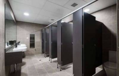 Почему в общественных туалетах дверцы не дотягивают до пола