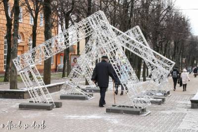 В центре Смоленска устанавливают новогодний арт-объект
