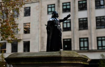 Памятник работорговцу заменили статуей Дарта Вейдера в британском Бристоле