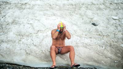 Житель Франции установил рекорд для книги Гиннесса, просидев во льду 2,5 часа