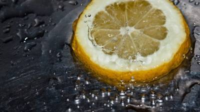 Врач-эндокринолог Янг рассказала о вреде воды с лимоном