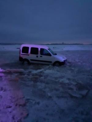 Устюжанин рискнул и проиграл: авто провалилось под лед