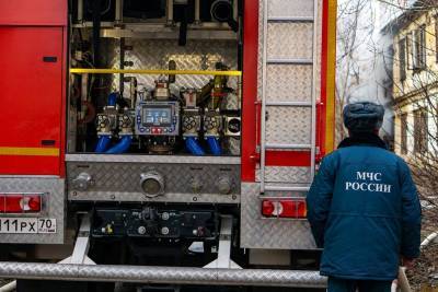 Пожарные спасли двух человек из горящего деревянного дома в Томске