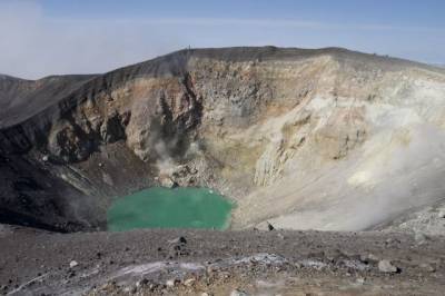 Вулкан Эбеко на Курилах выбросил столб пепла высотой два километра