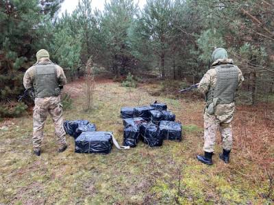 Крупную партию сигарет и медпрепаратов из Беларуси пыталась пронести на территорию Украины группа контрабандистов