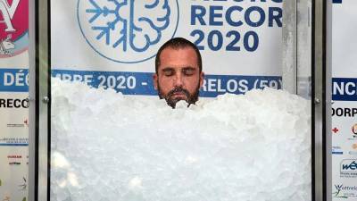 Простоявший во льду более 2,5 часа француз побил мировой рекорд