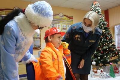 Новогодние подарки, конкурсы и торты. В Гродно продолжается акция МЧС "Безопасный Новый год"