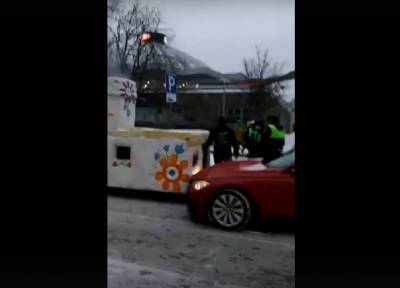 Печка «жарила» по «встречке»: сказочная печь в Москве попала в ДТП, столкнувшись с BMW