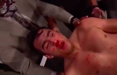 Непобежденный боксер нокаутировал соперника и выбил его за пределы ринга