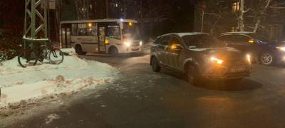 Попавший под машину в Петрозаводске пешеход "не убедился в безопасности", заявили в ГИБДД
