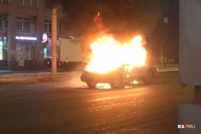 В Екатеринбурге мужчина сжег автомобиль под окнами подруги