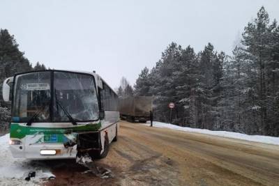 В Тамбовской области грузовик столкнулся с пассажирским автобусом