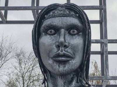 «Стыд, срам, мем»: пугающий памятник «Аленка» открыли под Воронежем