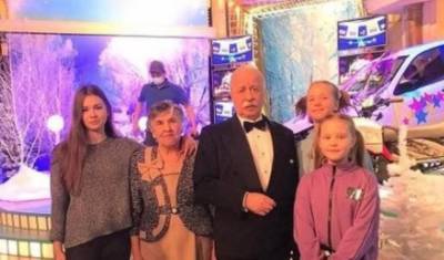 81-летняя бабушка из Башкирии попала на «Поле чудес» и подарила Якубовичу чак-чак