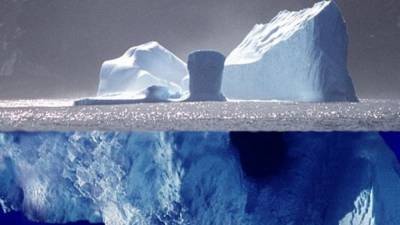 Самый большой в мире айсберг A-68a раскололся пополам