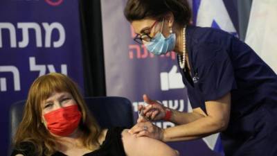 "Подставить плечо". Израиль начал общую антикоронавирусную вакцинацию