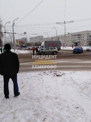 Грузовик столкнулся с автомобилем на перекрёстке в Кемерове