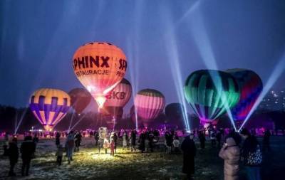 "Монгольфьерия": в Киеве на ВДНГ состоялся зимний фестиваль воздушных шаров