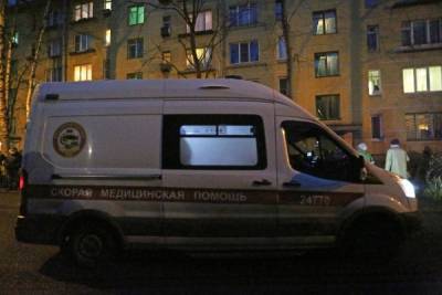 В Санкт-Петербурге мужчина сбросил свою девушку с балкона пятого этажа