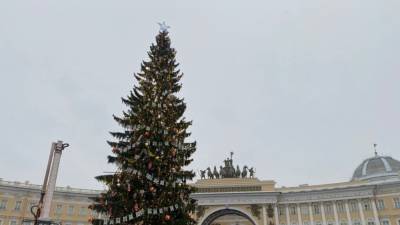 Елку на Дворцовой площади Петербурга украсили в ретро-стиле