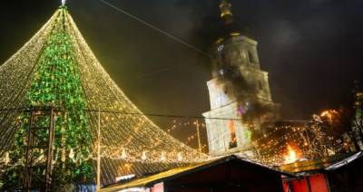 В Украине главные ёлки в городах зажглись в буквальном смысле