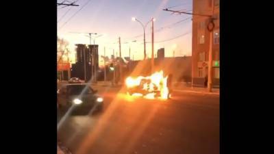 Екатеринбургский семьянин сжег машину любовницы у нее под окнами. Видео
