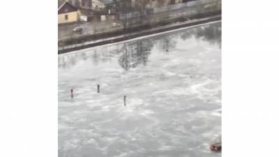 В Петербурге заметили отчаянных рыбаков, которые вышли на лед в плюсовую погоду