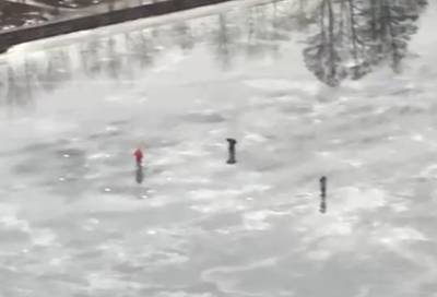 Безопасность? Не слышали: в Петербурге рыбаки вышли на лед Галерной гавани в +3