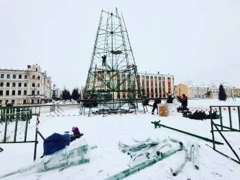 В Вологде монтируют елку из Петербурга