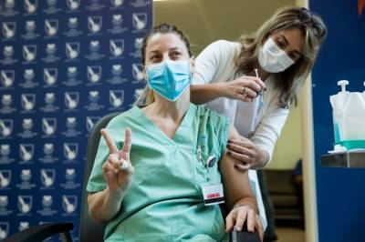 В Израиле началась массовая вакцинация против коронавируса: фото