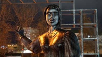 Памятник «Аленке» напугал жителей российского города