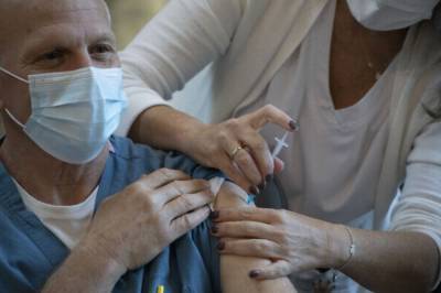 В Израиле начали вакцинацию от коронавируса