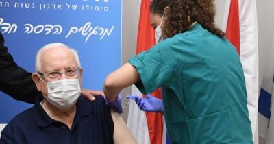 Президент Израиля вакцинировался от коронавируса и призвал граждан сделать то же