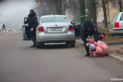 В Минске силовики точечно задерживают участников воскресных маршей и прохожих