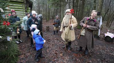 РЕПОРТАЖ: Партизанский Дед Мороз встретил первых посетителей в урочище Хованщина